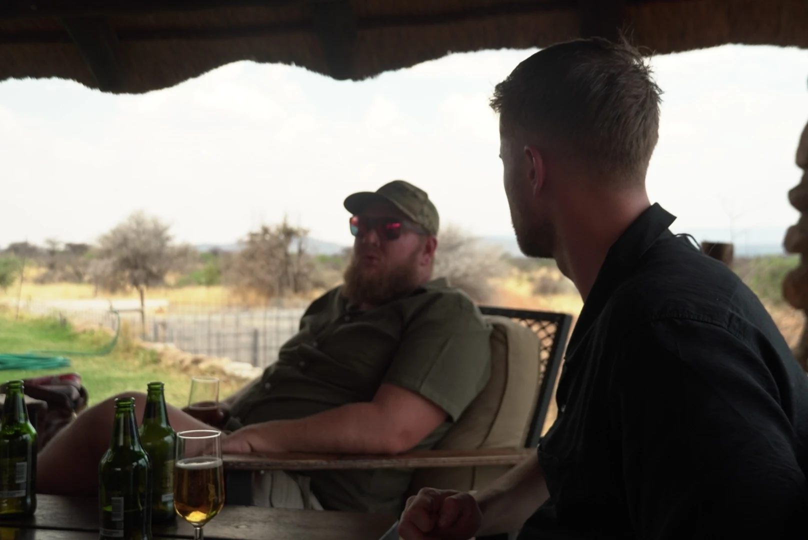 Samen aan tafel tijdens een safari